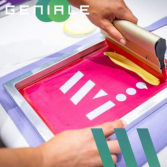 Eine Person zieht mit schwarzen Handschuhen ein Rakel über e