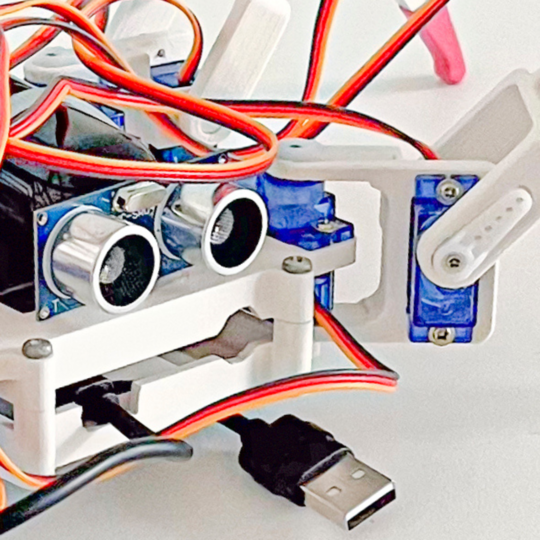 Nahaufnahme eines kleinen Robotikprojekts mit Ultraschallsen