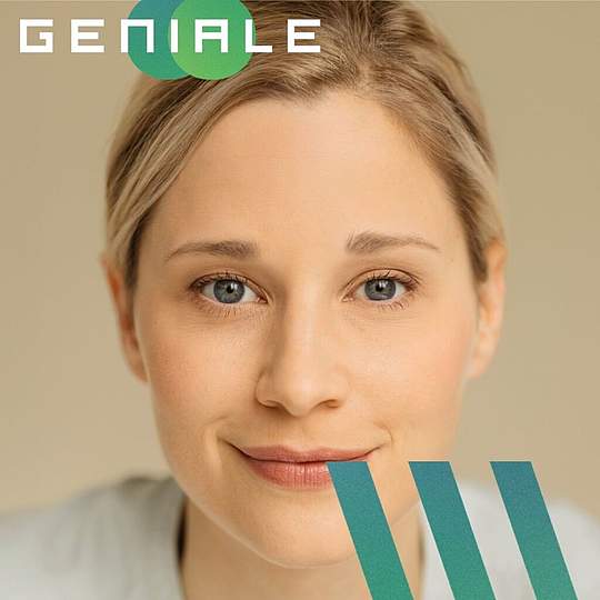 Porträt einer Frau mit blonden Haaren, blauen Augen, heller 