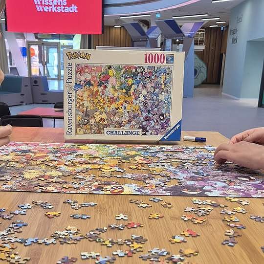 Ein teilweise zusammengesetztes Pokémon-Puzzle liegt auf ein
