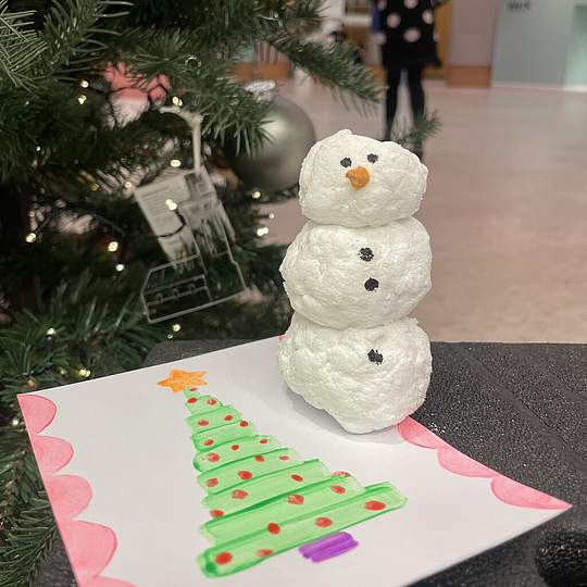 Ein selbst gebastelter Schaumstoffschneemann steht auf einer