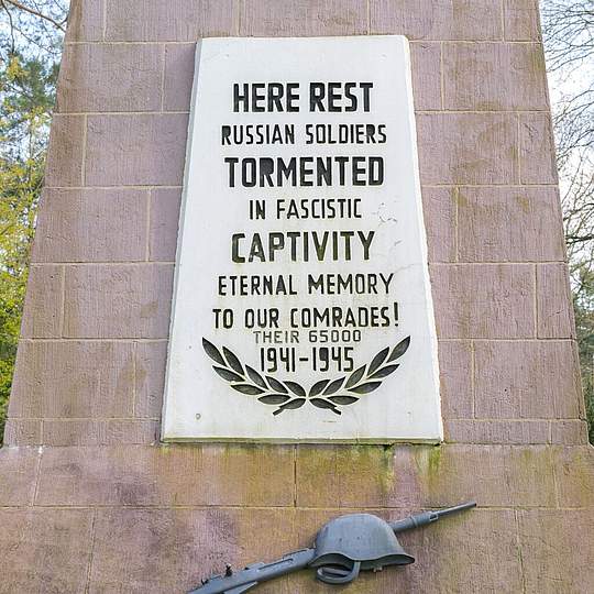 Gedenkschrift am Obelisken auf dem Ehrenfriedhof